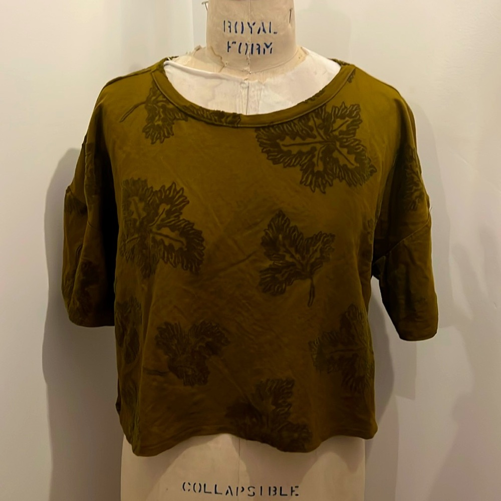 Zara Cropped w/ Leaf Design Tee M